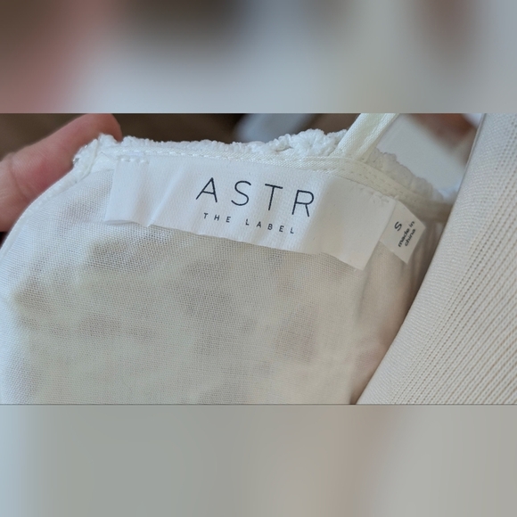 ASTR the label, size S, white lace dress, lined. Very Stylish and Versatile. - Picture 5 of 9